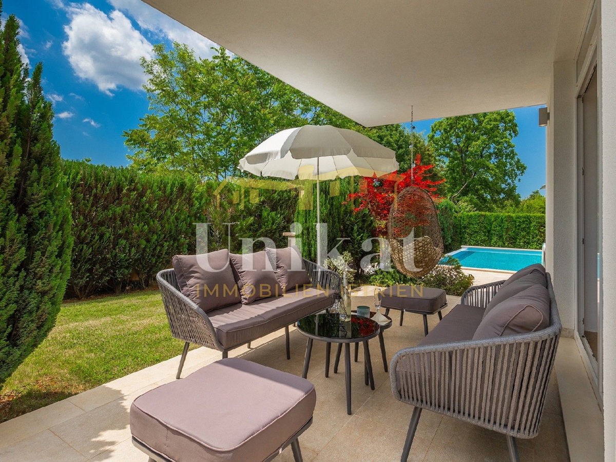 Villa moderna con piscina interna ed esterna